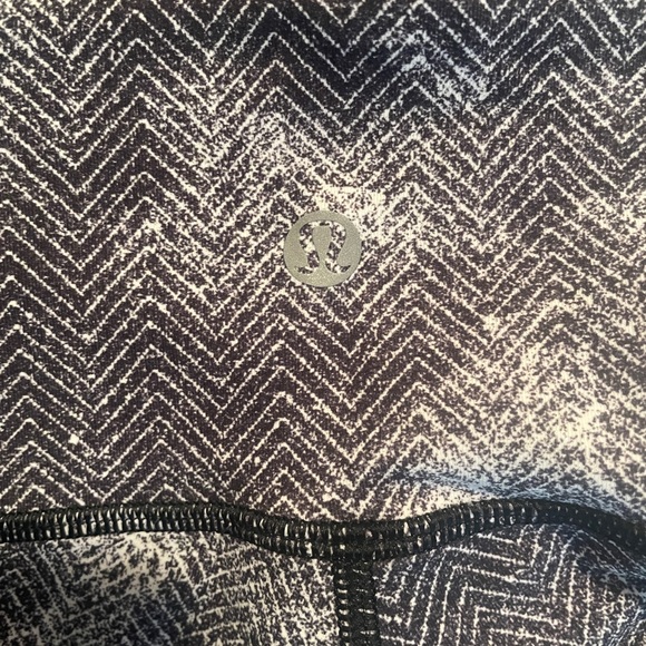 Lululemon leggings Size 2 Like New - Picture 3 of 4